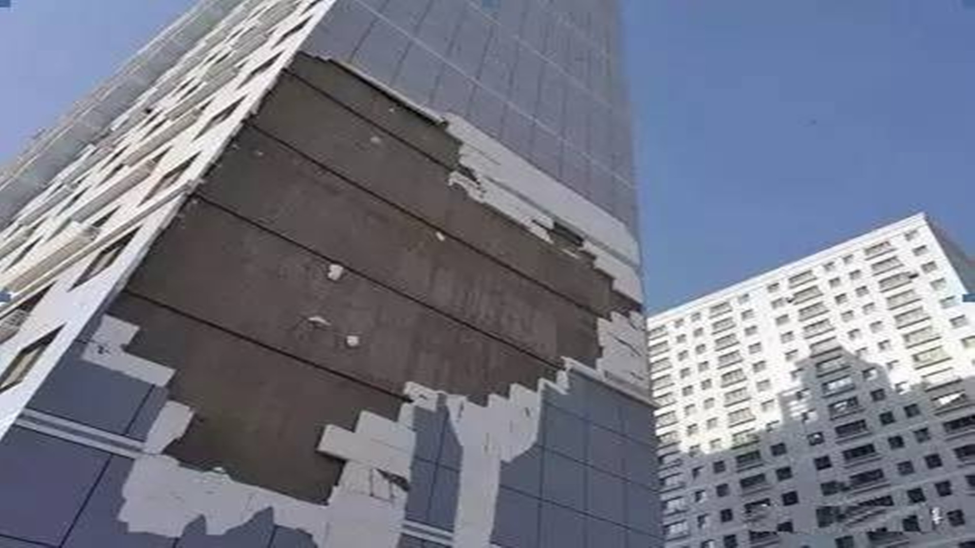 在保溫板失火引起重視之前，它的最大問題其實是“脫落”