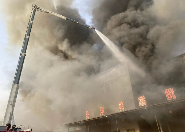 濟(jì)南一冷庫起火，保溫材料燃燒產(chǎn)生致命濃煙