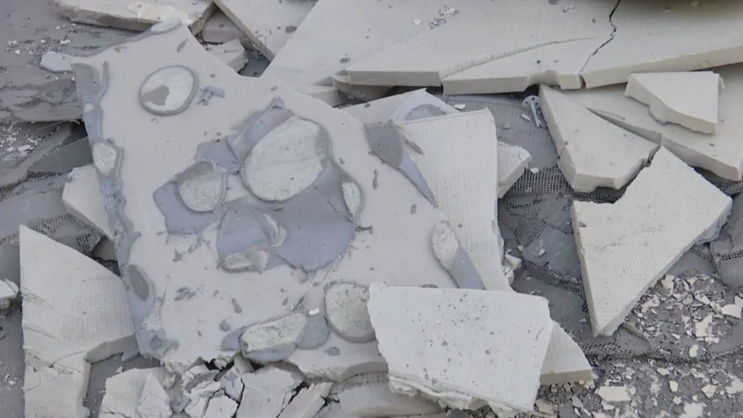 大風過后，一小區(qū)外墻保溫層脫落