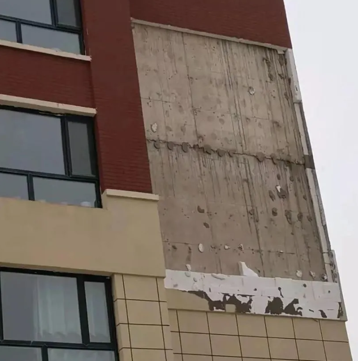 大風(fēng)來襲，一小區(qū)外墻保溫層脫落