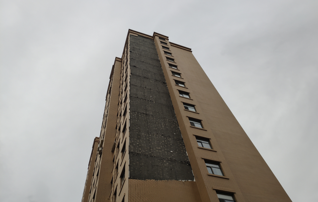 外墻脫落，小心高空墜物