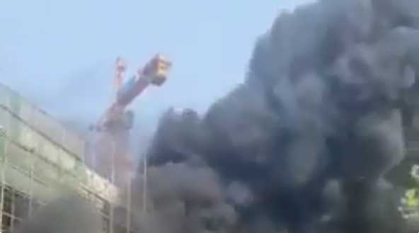泰安一工地外墻保溫板起火,現(xiàn)場(chǎng)濃煙滾滾