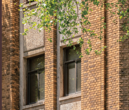 外墻外保溫系統(tǒng)應(yīng)包含保溫層與飾面層